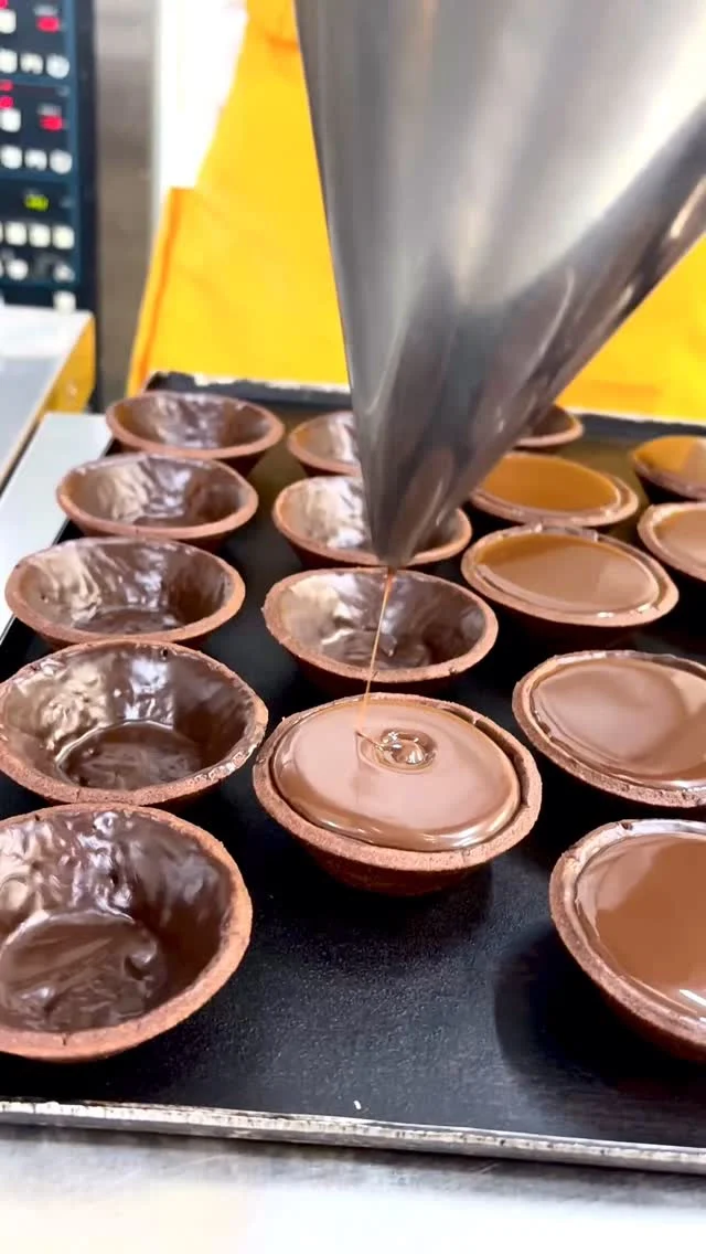 こんにちはスイーツ屋Hallelujahです季節限定『生チョコタルト』。　　　一人暮らしの生活でフッと淋しくなってたり、　　　試験間近でいっぱいいっぱいだったり、　　　気になるあの子に想いを伝えたいけど勇気がなかったり、　　等の方の、背中を押せるスイーツになれるとイイなぁ♡という気持ちを込めながら、、、Have sweets and very very sweet time ♪