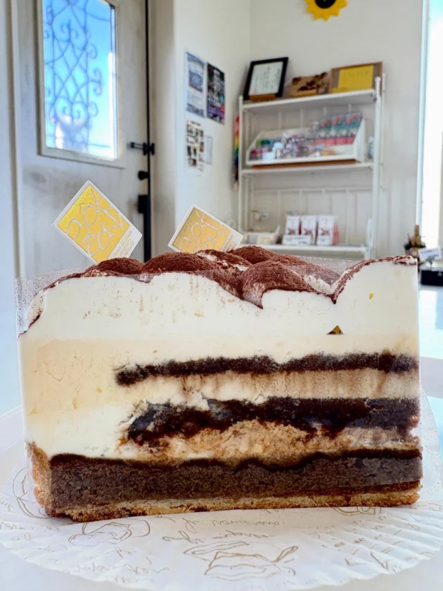 こんにちはスイーツ屋Hallelujahです少しお休みしてました『ティラミスタルト』が、心機一転『タルトティラミス』として登場しております✨まさか⁉️名前が変わっただけではありません☝️コーヒー感がアップし、美味しさもきっとアップした『ティラミスタルト』改め『タルトティラミス』を是非お召し上がりください☕️Have sweets and sweet time ♪