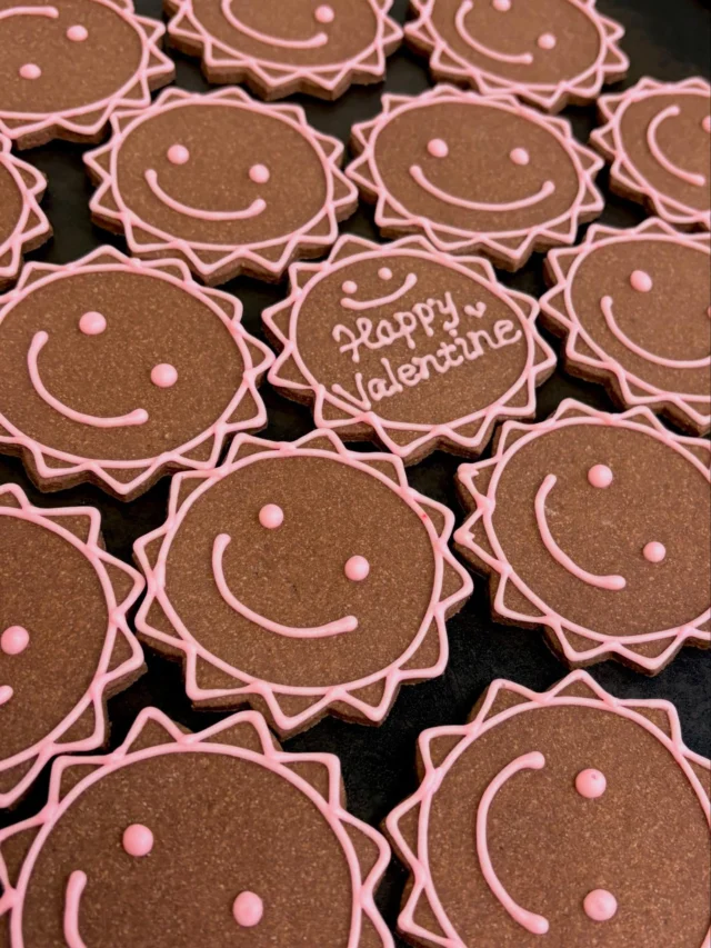 こんばんはスイーツ屋Hallelujahです『ひまわりSUNBURN クッキー』。毎年恒例の南国旅行から帰って来た『ひまわりSUN』。イイ感じに焼けてます☀️Have sweets and sweet time ♪