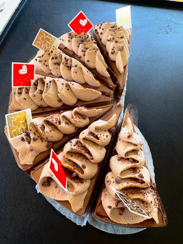 おはようございます
スイーツ屋Hallelujahです

バレンタイン期間限定‼️( 〜2月15日(日)まで)

『カカオ•タルト•ココア』

ココアのタルト
ヘーゼルナッツ
ミルクチョコムース
ビターチョコムース
チョコ生クリーム

の、めっちゃチョコ感タルト。

原材料が高騰しているチョコレートが故に価格もお高めなのがツライところですが、、、💧

バレンタイン用にはもちろん、ご自身用にも💓

Have sweets and sweet time ♪