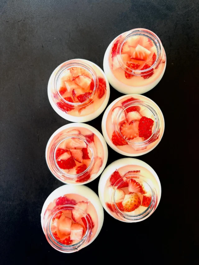 こんにちは
スイーツ屋Hallelujahです

『苺のパンナコッタ』
『デコポンのパンナコッタ』
『チョコレートパンナコッタ』

「パンナコッタ？何のこった？？」

という方‼️

〈パンナコッタ〉は北イタリアピエモンテ州発祥のデザート。

　　•panna  パンナ→生クリーム
　　•cotta  コッタ→火を通した

⚠️生クリームを温めてゼラチンで冷やし固めたもので、濃厚でなめらかな口当たりが特徴です⚠️←重要！

では、「プリンとはどう違うのか？」と言いますと、

〈プリン〉は卵が熱によって固まる凝固作用を利用していて、〈パンナコッタ〉はゼラチンで固まる、という点で違っています。

間近に迫った⛷️ミラノ•コルティナオリンピック🥌を観ながら『パンナコッタ』を食べるのも【おつなもの】ですね🇮🇹

ブォーーーノ☝️

Mangia dolci e divertiti ♪