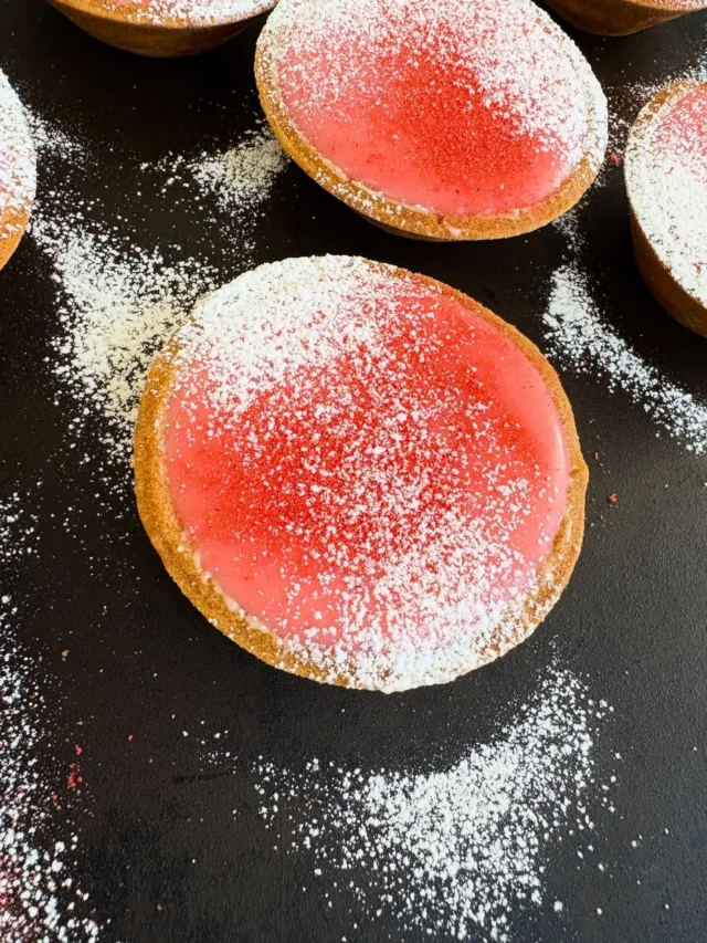 こんばんは
スイーツ屋Hallelujahです

〈生チョコ伝説〉←今勝手に付けたネーミング　第2弾！

『苺の生チョコタルト』、

昨日より販売開始しております💨

ミルキィベースな苺風味の生チョコにうっとり😍

先日までお出ししていた〈生チョコ伝説〉第1弾の『(ベーシック)生チョコタルト』をお召し上がりになられた素敵✨な方も、〈生チョコ伝説〉第1弾は逃した😱という方も、皆さま揃って是非‼️‼️

Have sweets and sweet time ♪