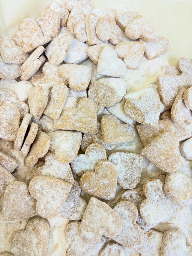 こんにちは
スイーツ屋Hallelujahです

ふみふみでお出ししていた

『米粉サブレ』。

100％米粉を使用したサブレは、ホロホロッと軽〜い食感😋

口にした瞬間宇宙空間🤩

可愛い♡型で恋の予感😍

みんなで食べよう自由時間🤗

イエ〜い🤜

Have sweets and sweet time ♪