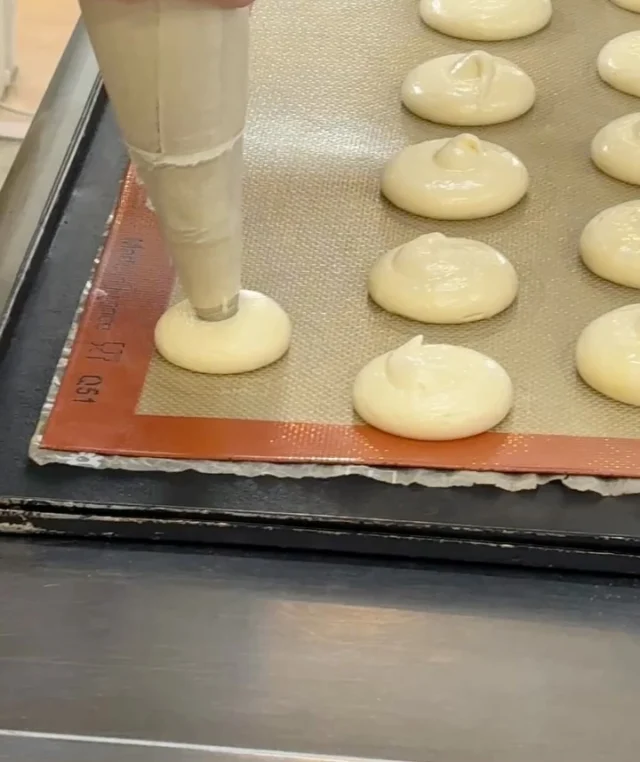 こんにちは
スイーツ屋Hallelujahです

お待たせしました‼️

『ふみふみブッセ』もようやくショーケースに🎉🎉🎉

ブッセ特有の食感→表面のほんの1mm2mはサックリな歯触りだけどすぐにふんわりふわふわ

＆

何とも言えない優しいクリーム

のハーモニーでとっても幸せ😊💕💕

癒しスイーツです💓

Have sweets and sweet time ♪